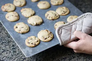 How to choose the types of cookie sheets and pans to bake your cookies easier with best results. Also discover the best pan liner to prevent cookies sticking.