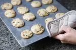 How to choose the types of cookie sheets and pans to bake your cookies easier with best results. Also discover the best pan liner to prevent cookies sticking.