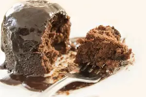 Get Cookie's NO BAKE chocolate sponge pudding recipe from the 1940s. Easy to make, and scrumptiously delicious to serve and eat. Make comfort food tonight.
