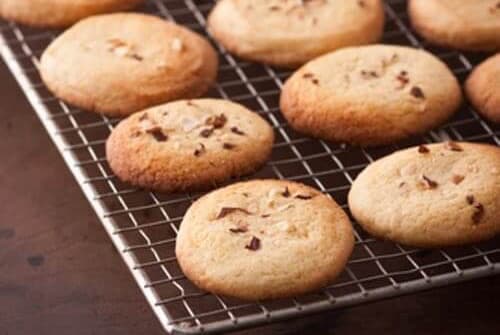 Get Grandma's old fashioned almond cookies recipes. Make a batch of yummy homemade almond cookies today and enjoy their wonderful all-natural good taste.