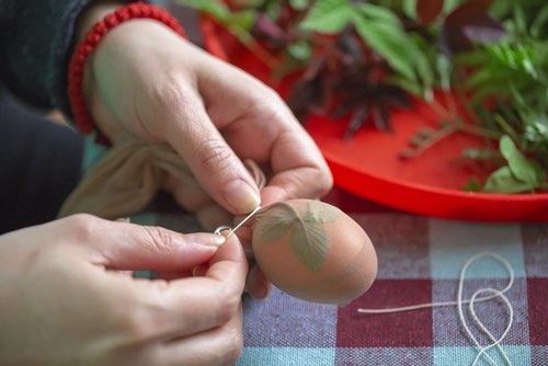 Coloring Egg with Leaves