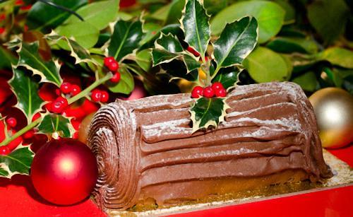 Get Grandma's Christmas Yule Log cake recipe and make your Christmas a traditional celebration. Yuletide cakes are perfect desserts to serve on Christmas Eve.