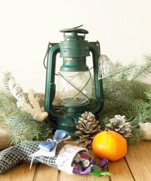 Use these vintage Christmas table decorations as a springboard for your creativity. Add a unique visual appeal to your holiday table and delight your guests.