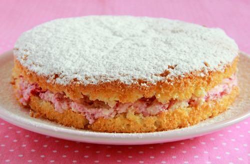 Get old fashioned royal cake recipes for making delicious dessert cakes that honor Great Britain's Royal Family from the Victorian Era to more recent times.