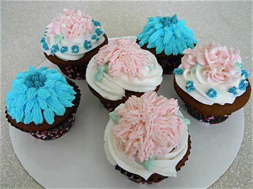 Thanks to easy flower cupcake frosting tips, you can create beautiful cupcake arrangements with buttercream icing to brighten your dessert table anytime.
