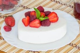Coeur a la Creme With Strawberries